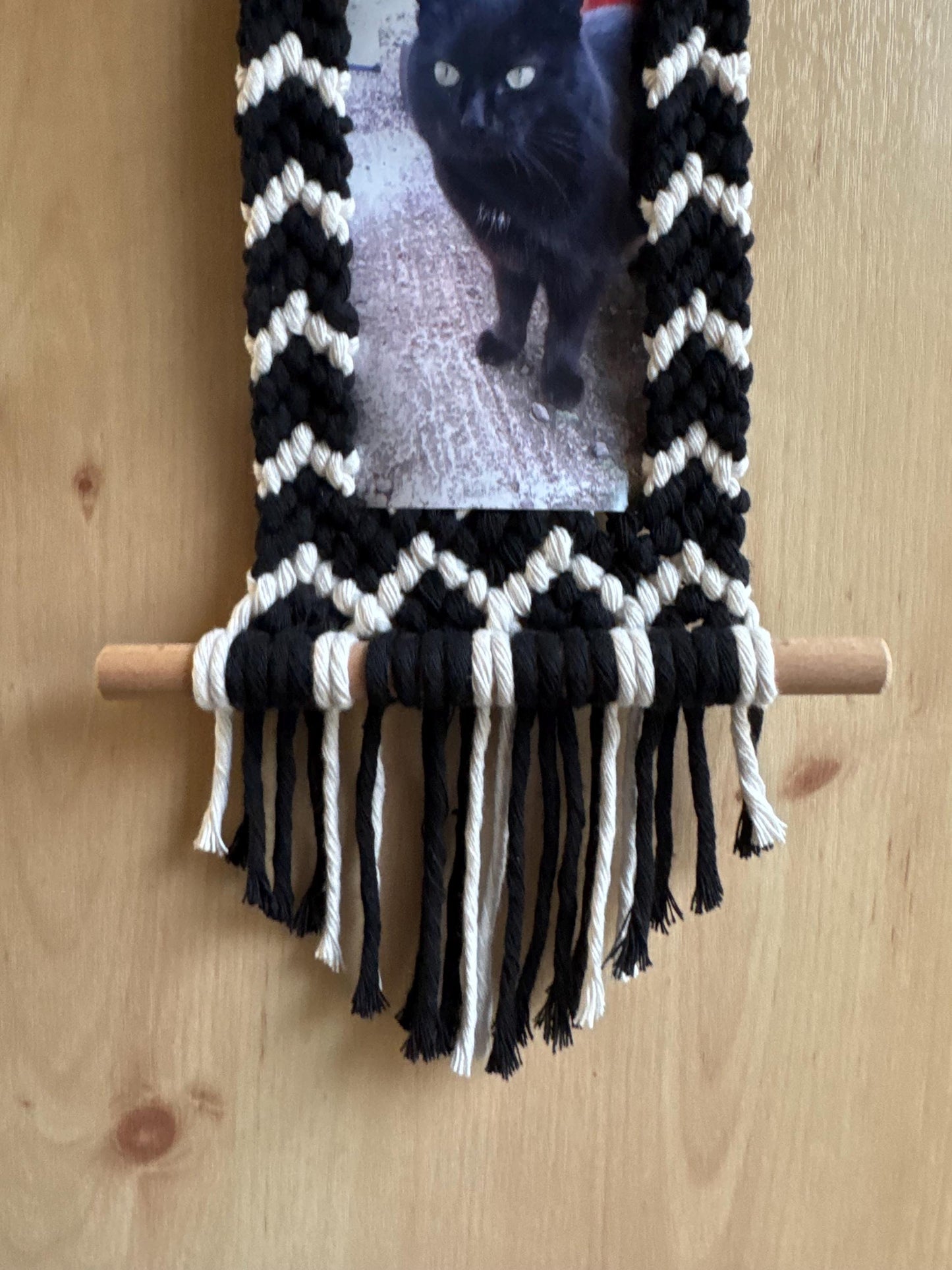 Hanging Macrame Photo Frame | Custom 4x6 Portrait Photograph Holder | Handmade Zigzag Patterned Wall Hanging