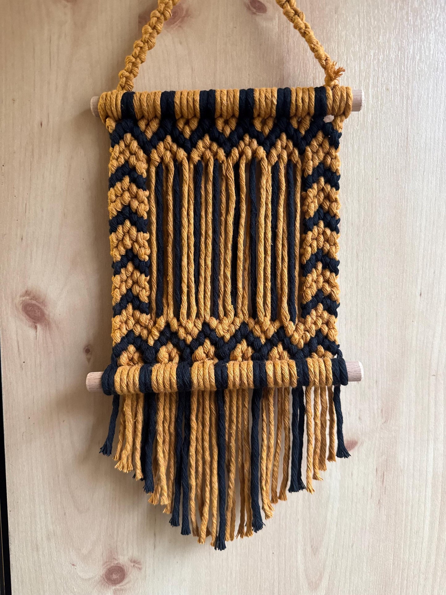 Hanging Macrame Photo Frame | Custom 4x6 Landscape Photograph Holder | Handmade Zigzag Patterned Wall Hanging