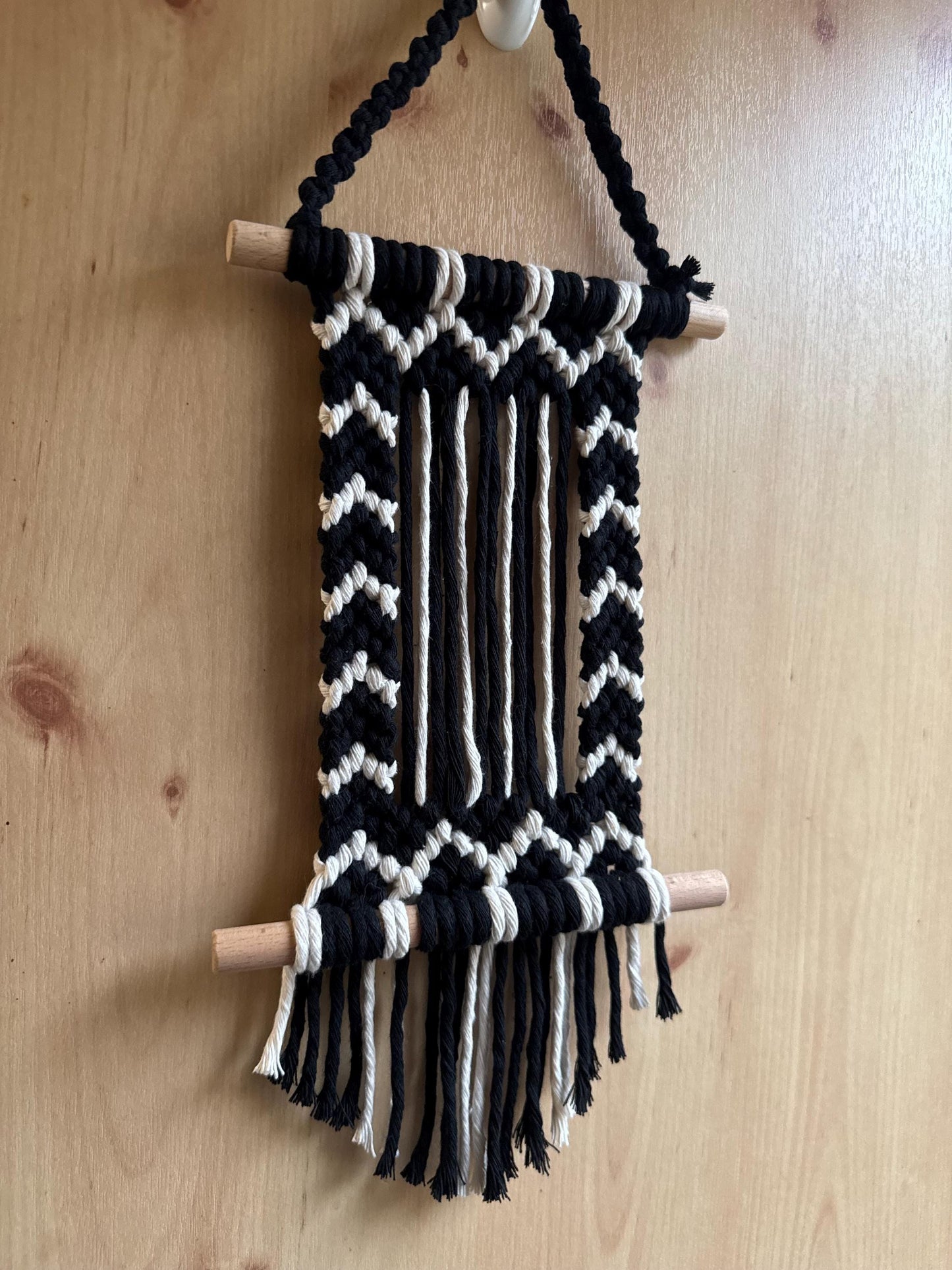 Hanging Macrame Photo Frame | Custom 4x6 Portrait Photograph Holder | Handmade Zigzag Patterned Wall Hanging